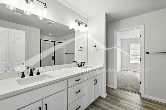 Building Photo - Spacious Home with 2-Car Garage and Centra...