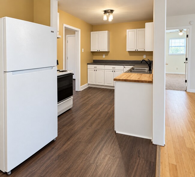 Building Photo - 1205 Fairway Dr SW