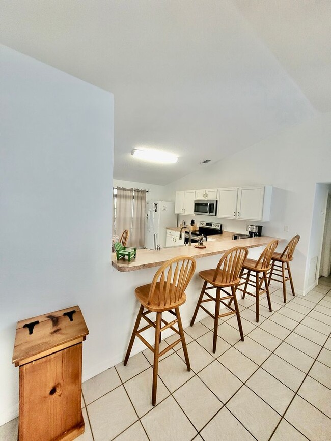 Building Photo - Fully furnished 3 bed 2 bath in beautiful Davenport