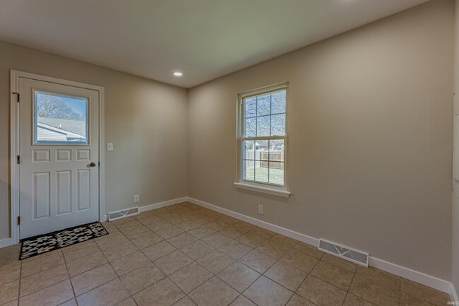 Building Photo - 7127 Pinehurst Dr