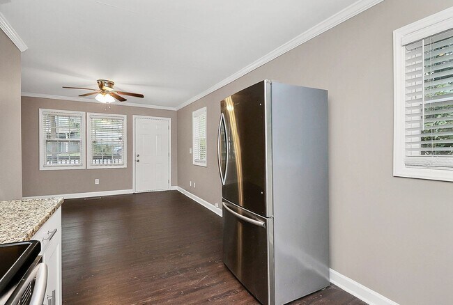 Building Photo - Two Bedroom Duplex Great Features and Comfortable Living!