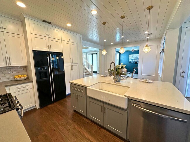 Building Photo - Stunning 4 Bedroom, 2.5 Bath Lawrence Ranch Home With Solar