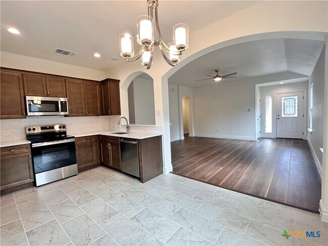 Building Photo - 2017 Ridge View Dr