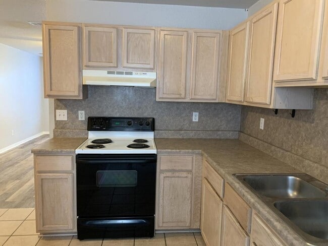 Building Photo - 2807 Cantabrian Dr