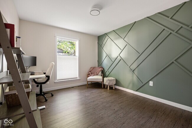 Building Photo - 806 N Beville Ave