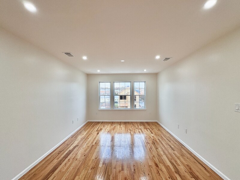 Building Photo - 156 Ridgewood Ave