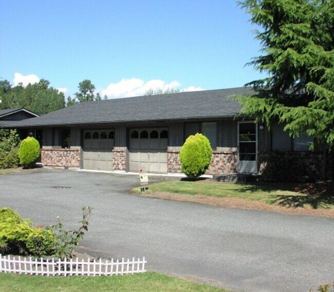 Primary Photo - 2 Bedroom unit with Garage in Blaine