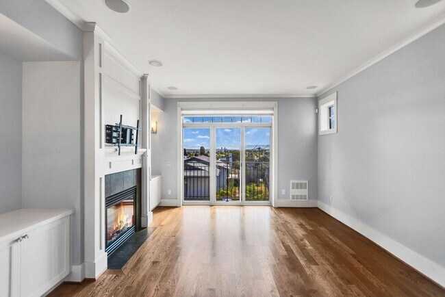Building Photo - Spacious 3 Bed 2.5 Bath Townhome with Views and Two Parking Spaces – First Hill/Capitol Hill
