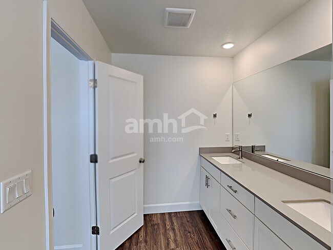 Building Photo - 6026 S Jordan Pkwy W