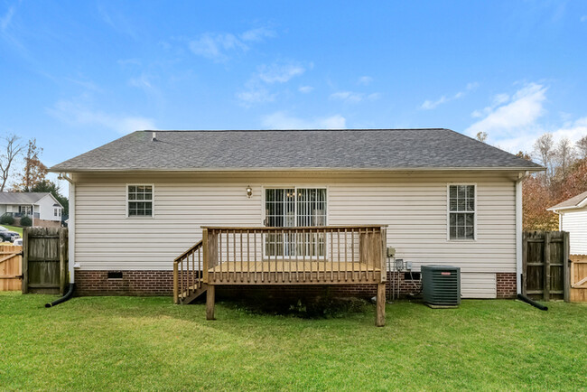 Building Photo - The Most Charming Thomasville Home!