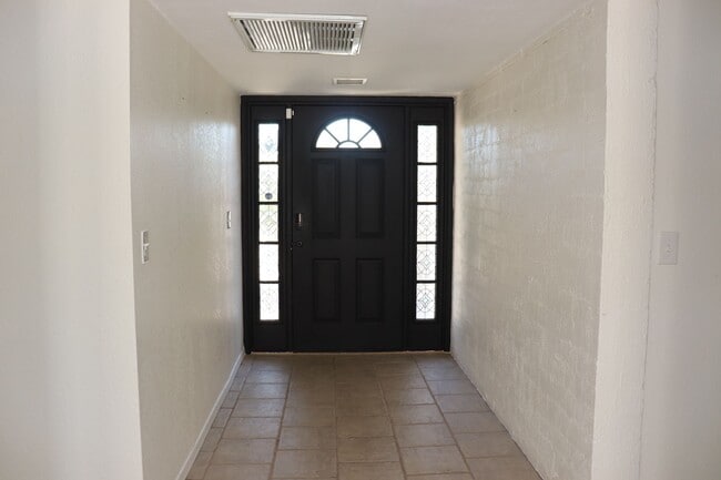 Building Photo - 5 Bedroom, 2 Bathroom