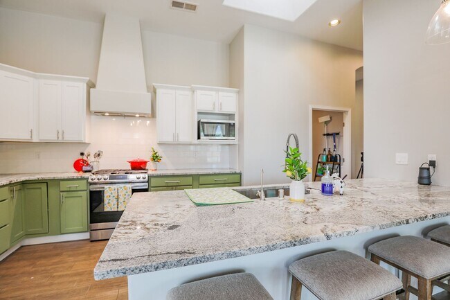Building Photo - Beautiful 4 bedroom home with 3 Car Garage