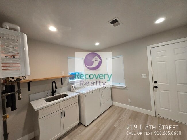 Building Photo - 219 E 8th St