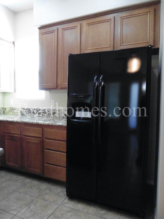 Building Photo - 568 Almond Rd