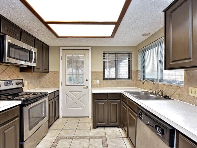 Building Photo - 2407 Versailles Dr