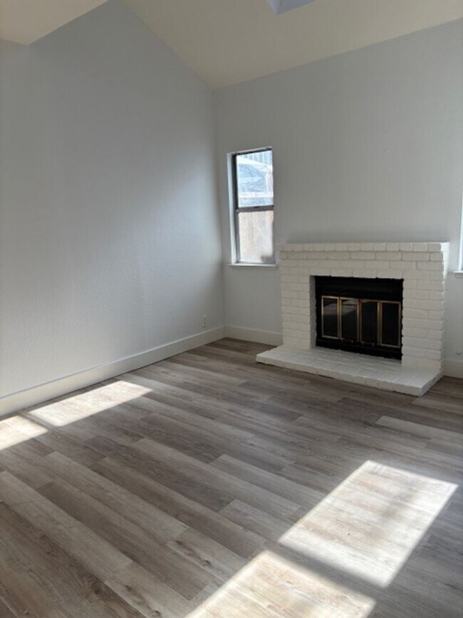 Building Photo - Lovely Pleasanton Townhouse