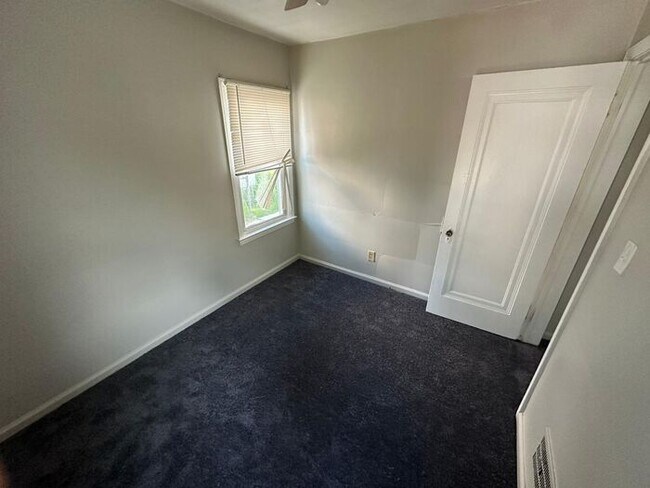 Building Photo - Beautiful 3 bedroom Bungalow with Garage