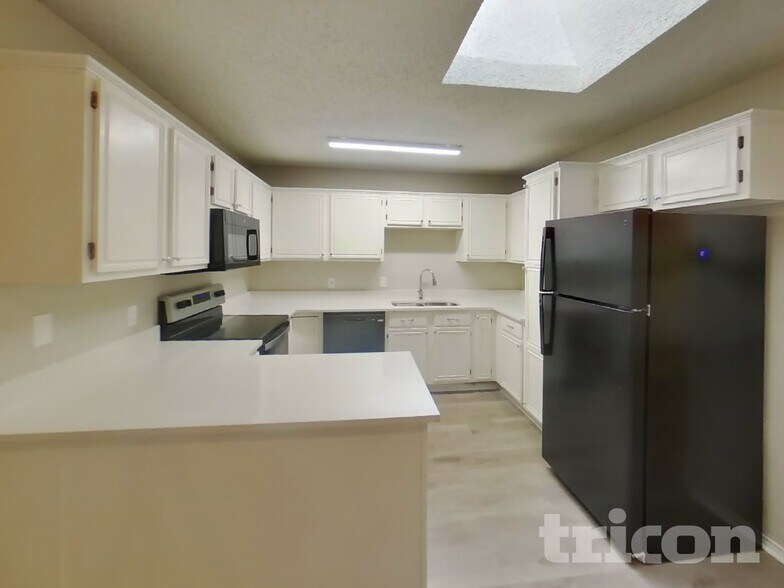 Building Photo - 327 Moss Hill Dr