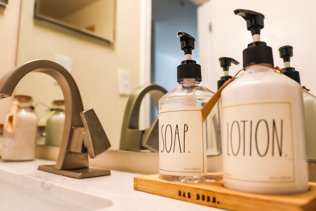 Building Photo - 898 Oak St NW