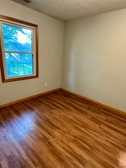 Building Photo - 403 S Park Square Dr