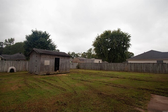 Building Photo - 2209 Lakeshore Dr