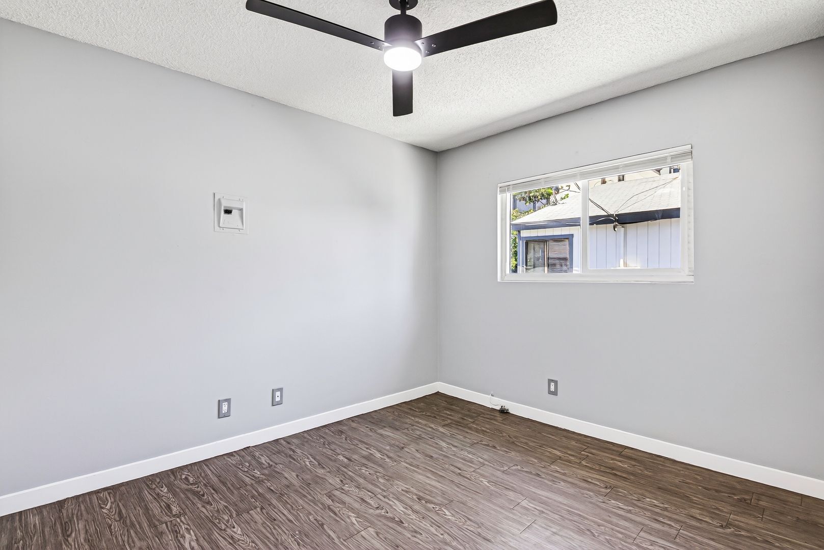 Building Photo - 539 E 11th St