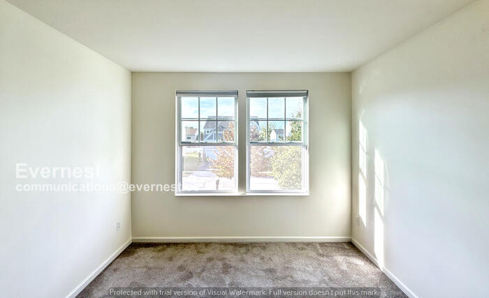 Building Photo - 5300 Folsom Dr