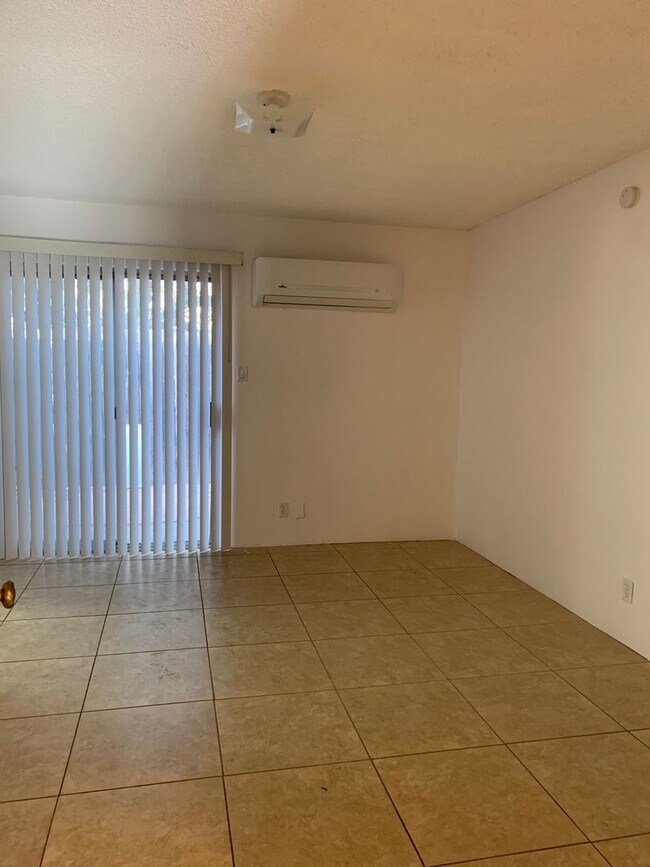 Building Photo - Small Apartment Community, Remodeled One bed/One bath!