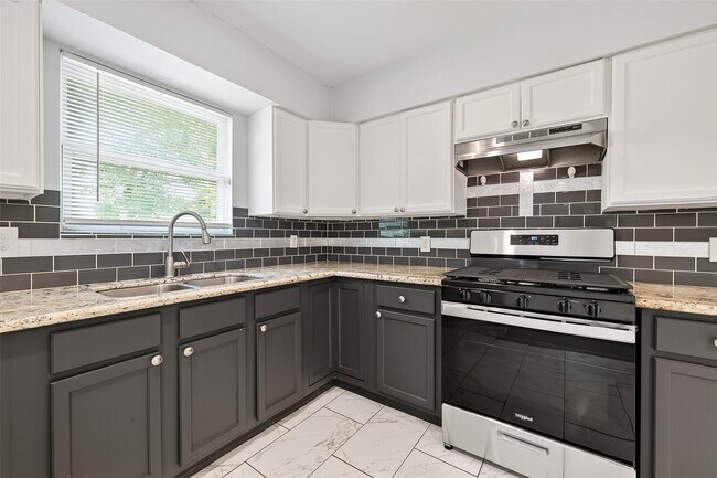 Building Photo - 5635 Belarbor St