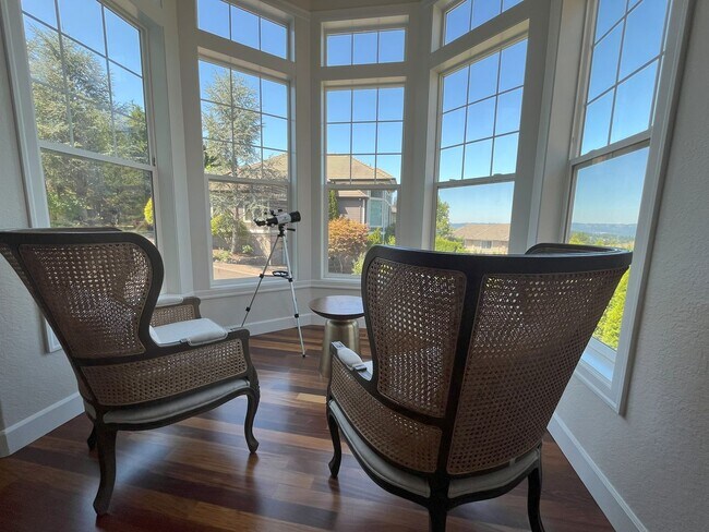 Building Photo - Elegant 4-Bedroom Luxury Home with Panoram...