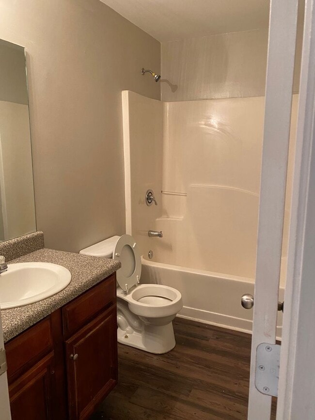 Building Photo - Updated 4 Bed/2.5 Bath in Great Swim/Tenni...