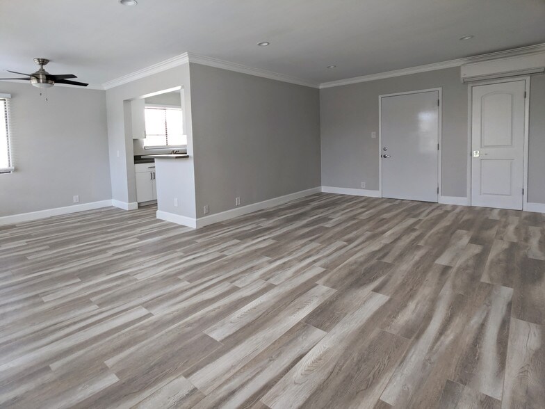Living Area / Dining Area - 458 S Oakhurst Dr