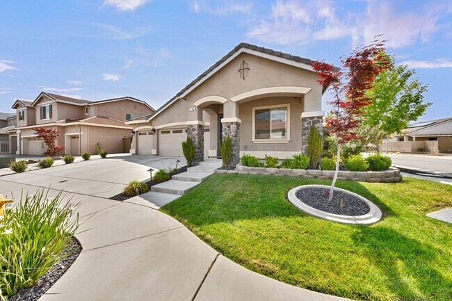 Building Photo - Beautiful Lincoln Home with Solar, 3-Car Garage & Trailer Parking!