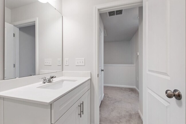 Building Photo - Bright, Spacious & Move-In Ready Townhome ...