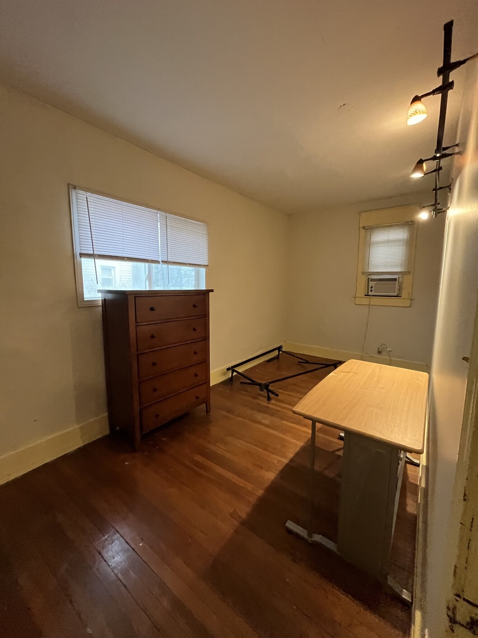 Building Photo - 812 W Main St