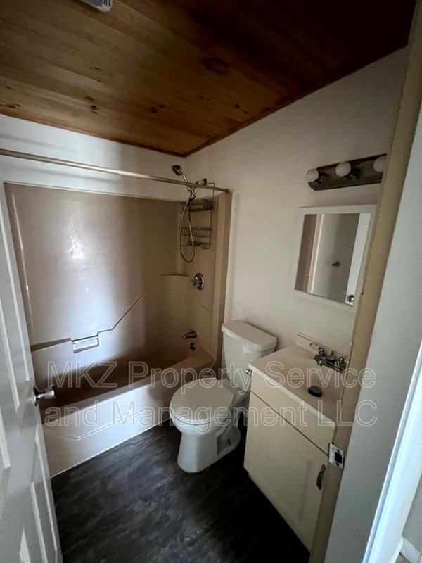 Building Photo - 51 Glenwood Dr