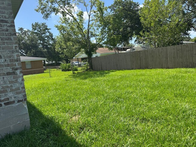 Building Photo - Like New 3 Bedroom 2 Bathroom Home
