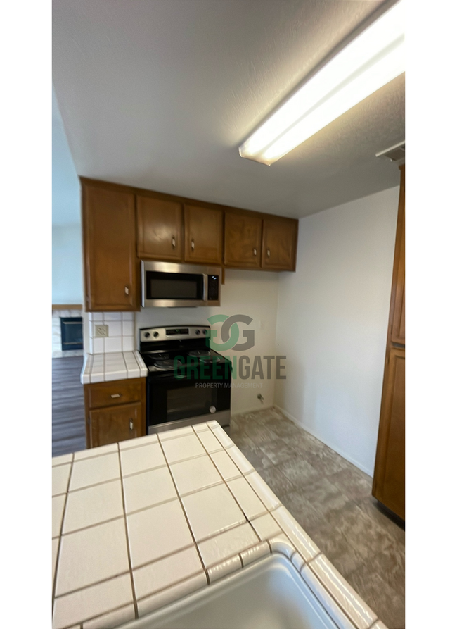 Building Photo - Gate Community 2 Bedroom Condo Availabilit...