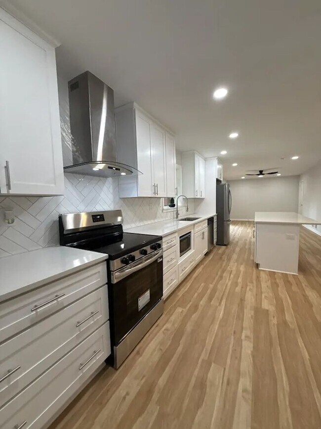 Building Photo - 2407 Summerland Dr