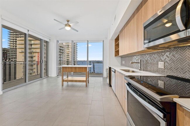 Primary Photo - 2150 N Bayshore Dr