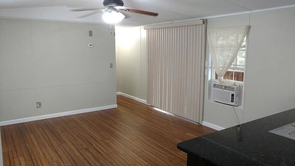 Building Photo - 427 White Oak Way