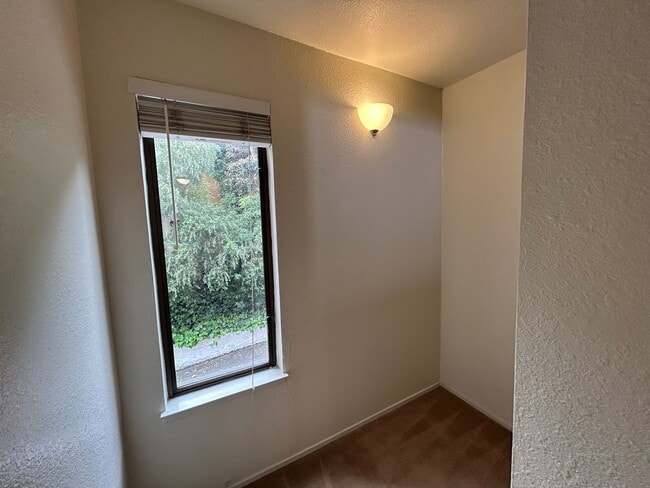 Building Photo - Large, 2 BR / 2 BA with Cathedral Ceilings, Washer and Dryer!