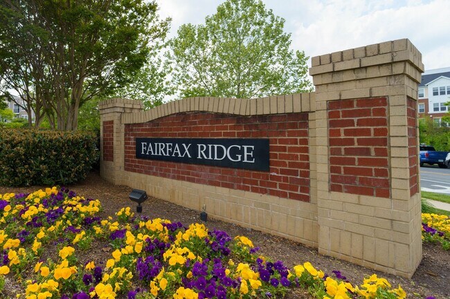 Building Photo - 3 level 2 BR 2BA condo in Fairfax Ridge