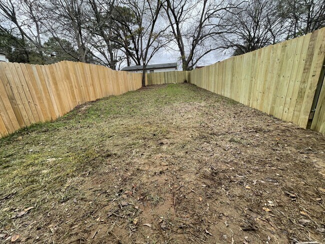 Building Photo - 112 Yates St