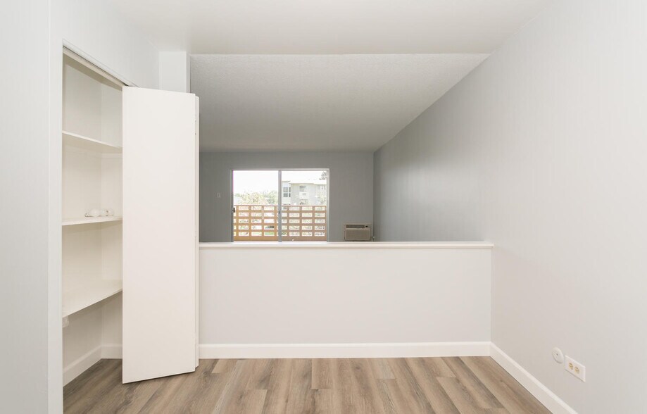 Building Photo - 615 S Alton Way