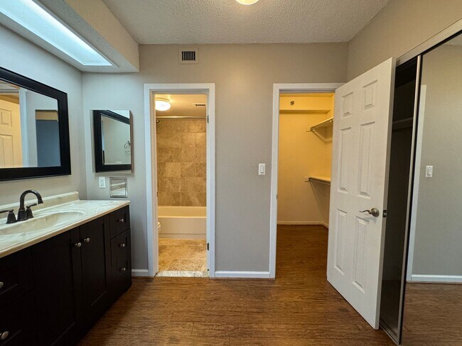 Building Photo - Bright And Spacious 2 Bed 1.5 Bath Condo W...