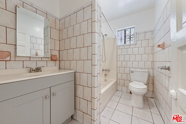 Building Photo - 220 E Vernon Ave