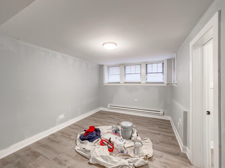 Building Photo - 4416 N Wolcott Ave