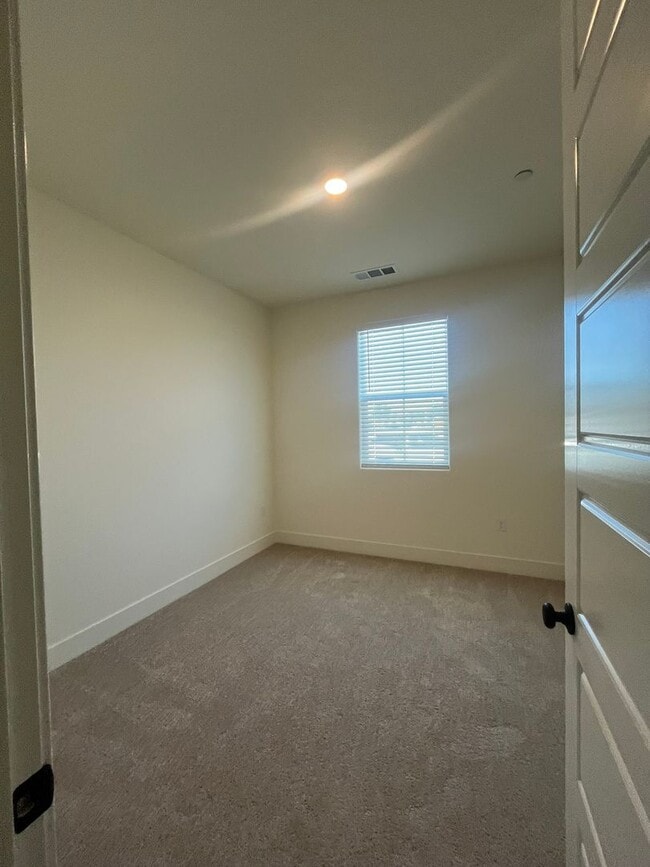 Building Photo - 2312 N Kayenta St