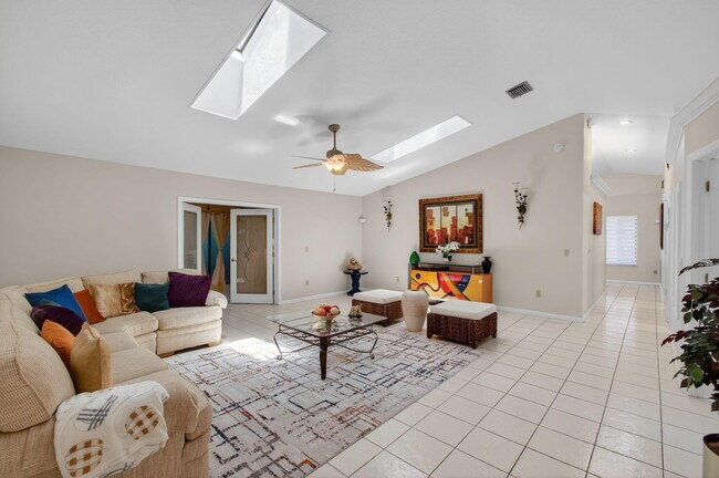 Building Photo - 2925 Riviera Dr